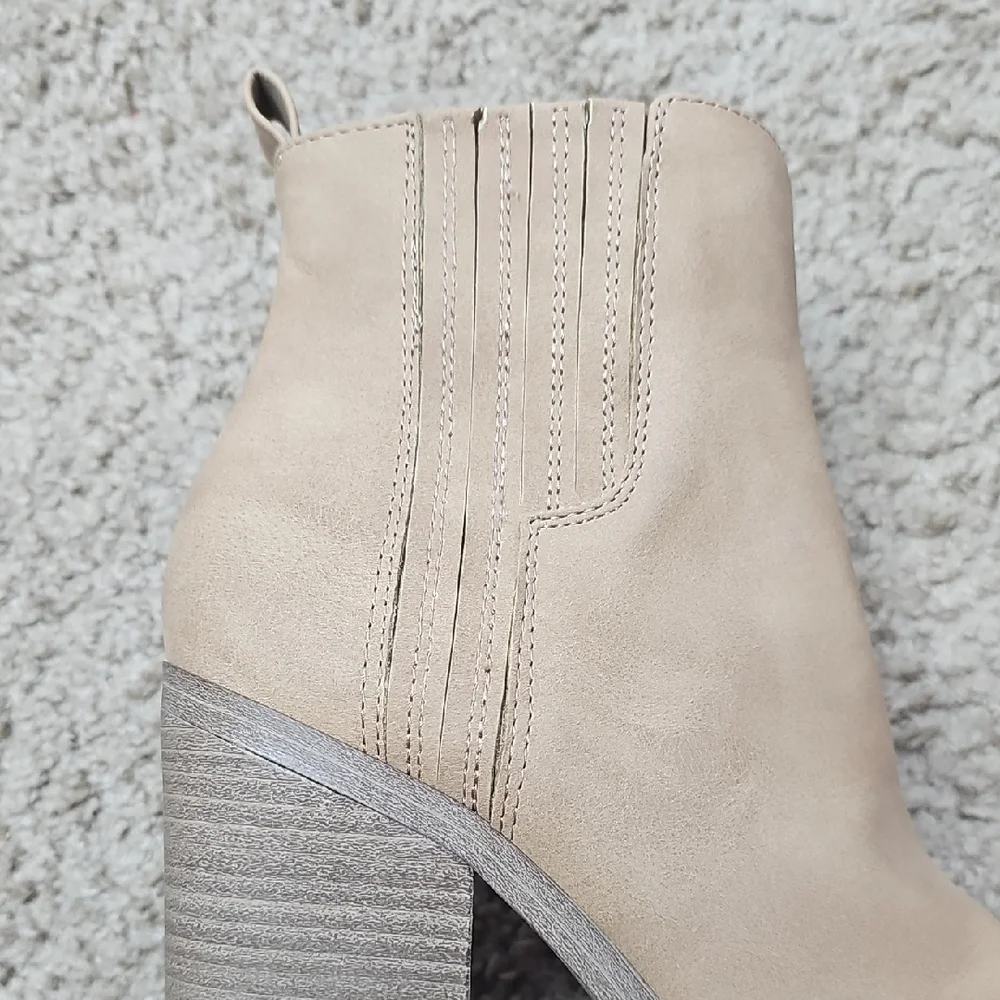 Universal Thread chic tan